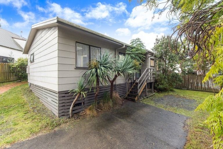 Photo of property in 3 Thalia Place, Totara Vale, Auckland, 0629