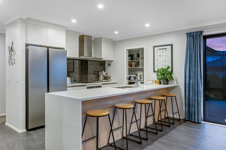 Photo of property in 25 Queen Charlotte Drive, Aotea, Porirua, 5024