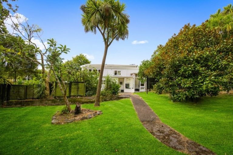 Photo of property in 17 Awaroa Road, Sunnyvale, Auckland, 0612