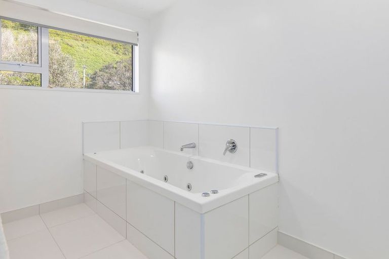 Photo of property in 277 Queens Drive, Lyall Bay, Wellington, 6022