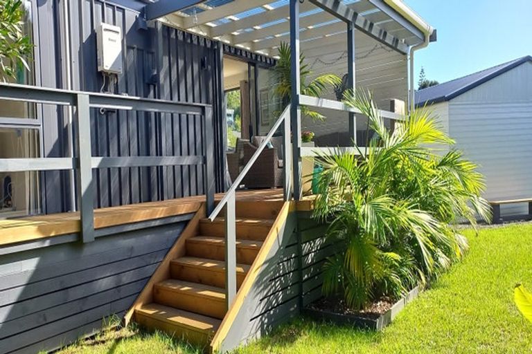 Photo of property in 2 Meenas Place, Cable Bay, 0420