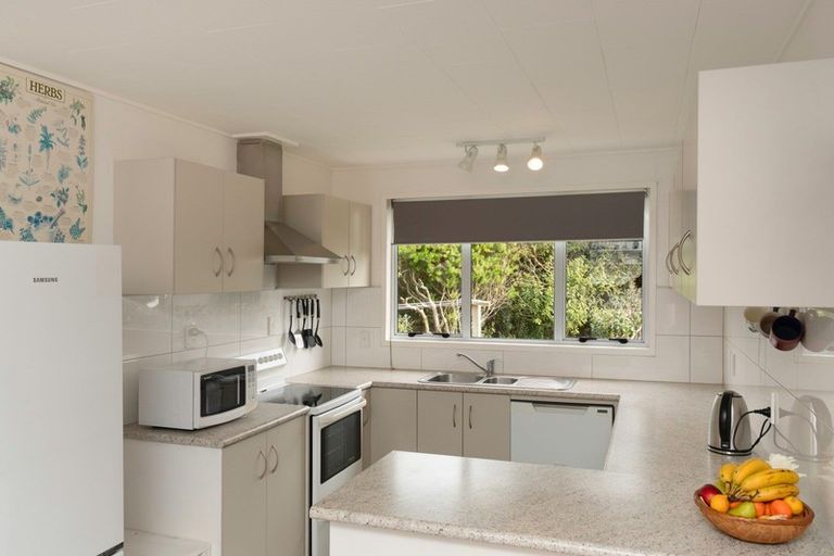 Photo of property in 9 Lesley Grove, Waikanae, 5036