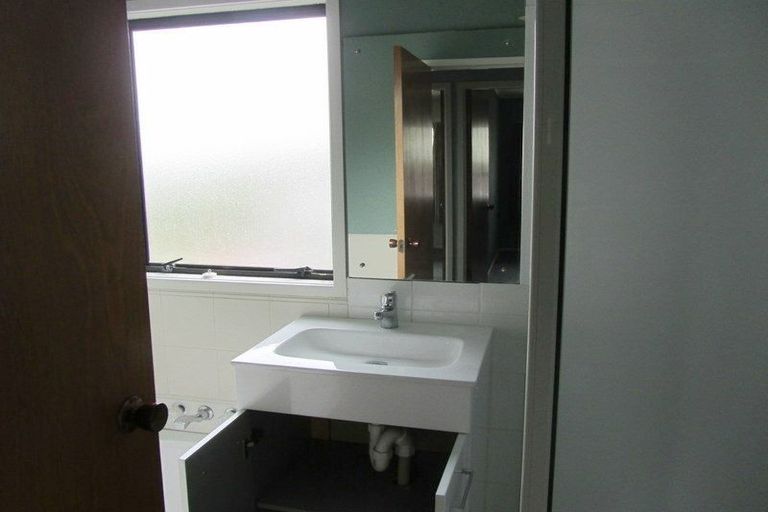 Photo of property in 23 Leiden Place, Totara Vale, Auckland, 0629