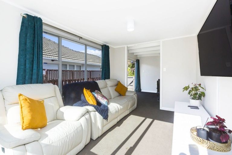 Photo of property in 2 Oxford Crescent, Ebdentown, Upper Hutt, 5018