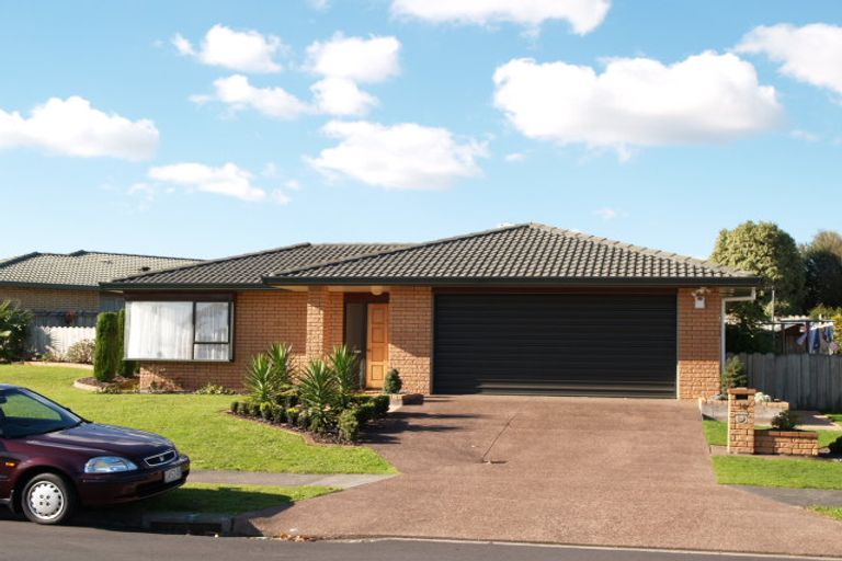 Photo of property in 14 John Lister Close, Golflands, Auckland, 2013