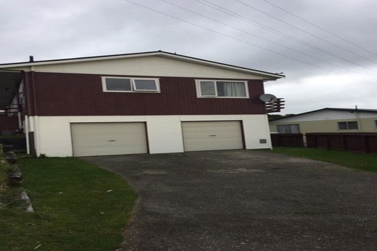 Photo of property in 9 Chetwode Grove, Newlands, Wellington, 6037