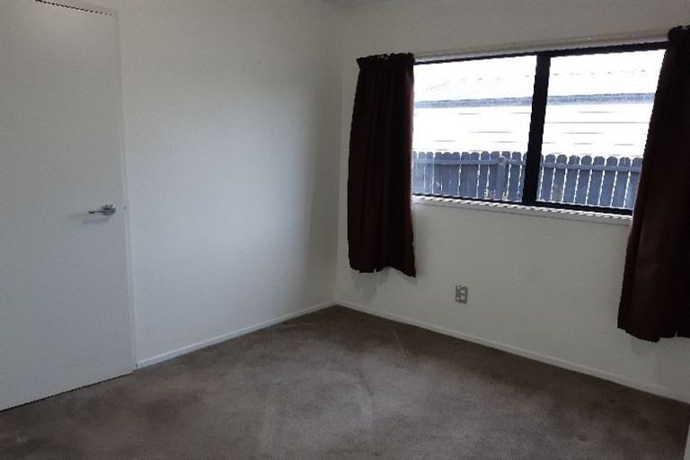 Photo of property in 2/7 Barbados Drive, Unsworth Heights, Auckland, 0632