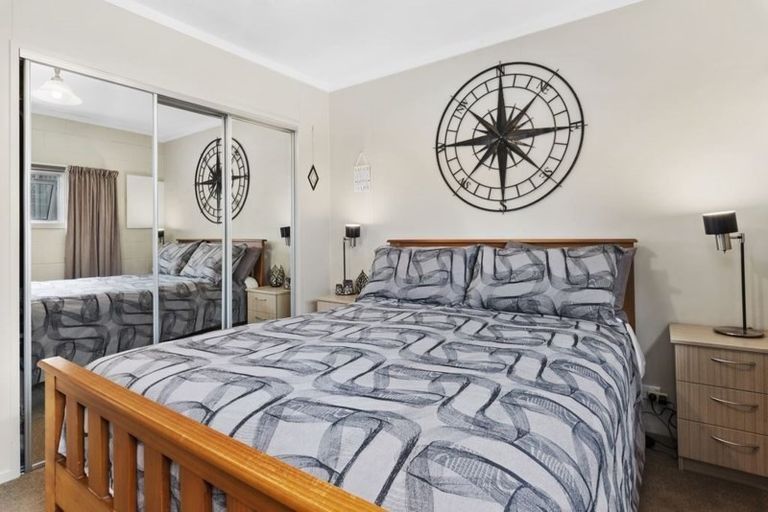 Photo of property in 30 Walton Street, Red Beach, 0932