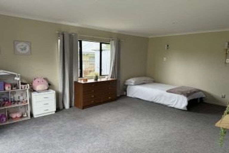 Photo of property in 73 Guildford Drive, Paraparaumu, 5032