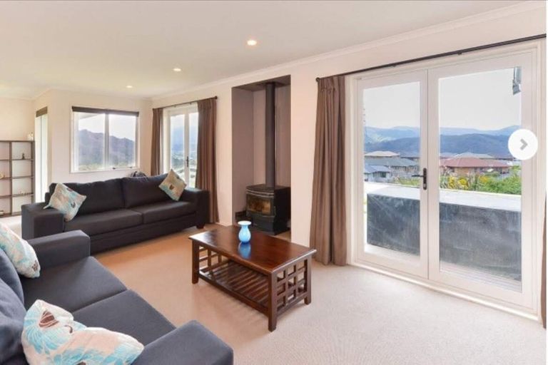 Photo of property in 31 Mcewen Crescent, Riverstone Terraces, Upper Hutt, 5018