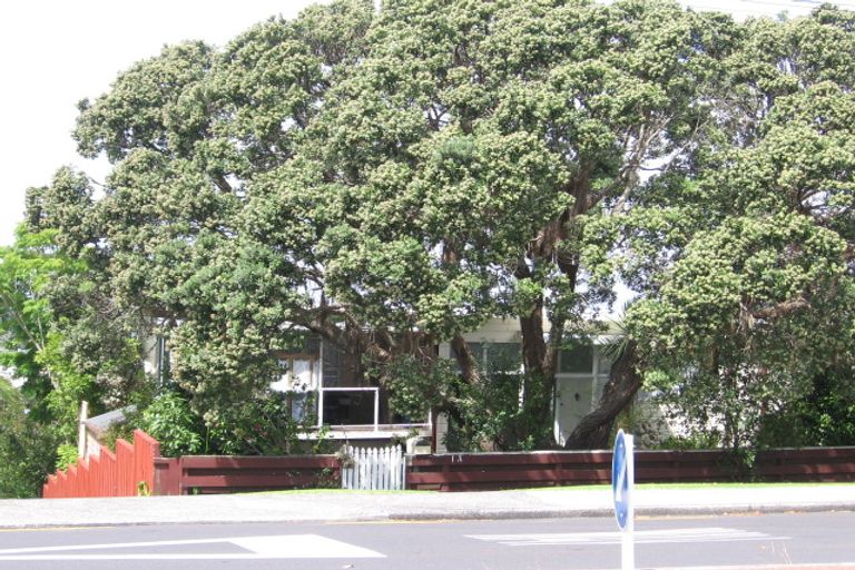 Photo of property in 3/1a Castor Bay Road, Castor Bay, Auckland, 0620