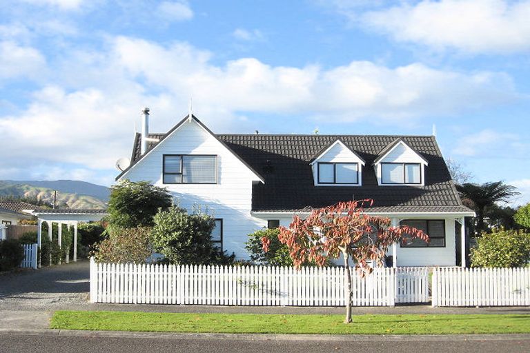 Photo of property in 14 Renata Road, Otaki, 5512