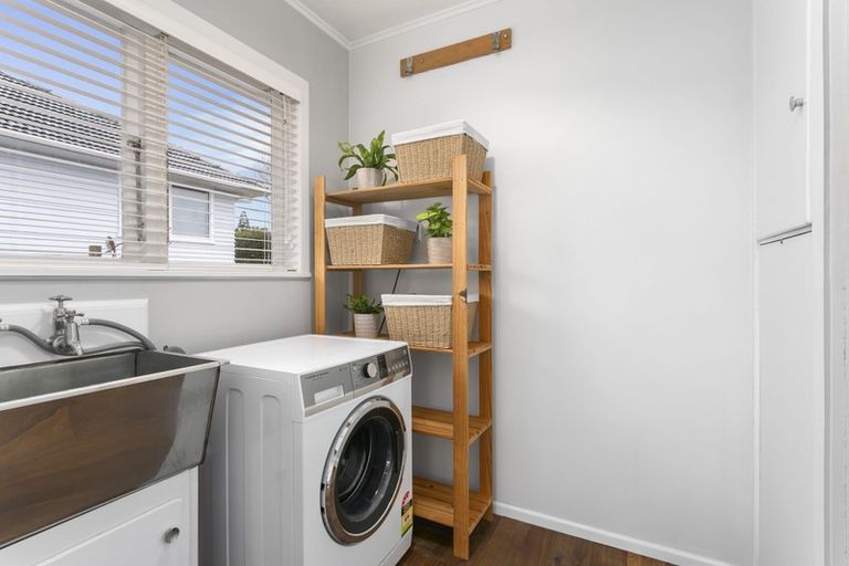 Photo of property in 5 Tauhara Street, Green Bay, Auckland, 0604