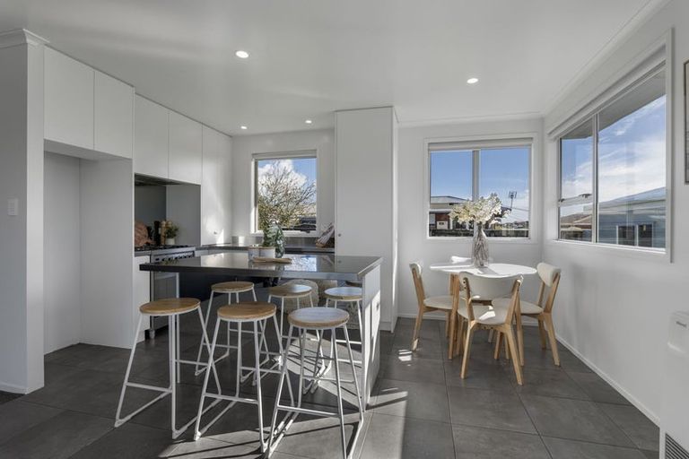 Photo of property in 7c Fairview Place, Westown, New Plymouth, 4310