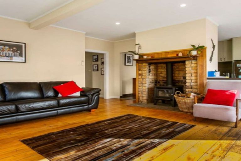 Photo of property in 1 Waiari Road, Conifer Grove, Takanini, 2112