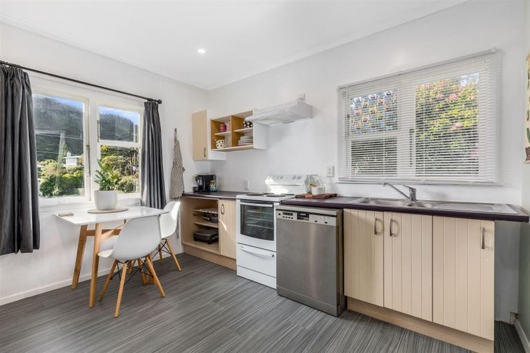 Photo of property in 38 Raroa Terrace, Tawa, Wellington, 5028
