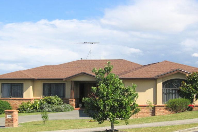 Photo of property in 18 Rising Parade, Fairview Heights, Auckland, 0632