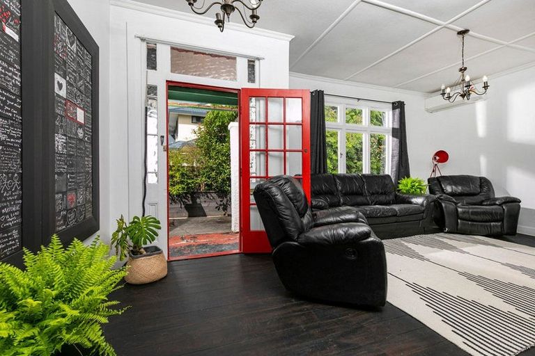 Photo of property in 5 Don Buck Road, Henderson, Auckland, 0614
