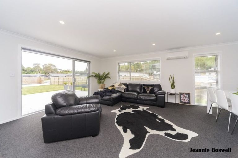 Photo of property in 14 Freedom Drive, Kelvin Grove, Palmerston North, 4414