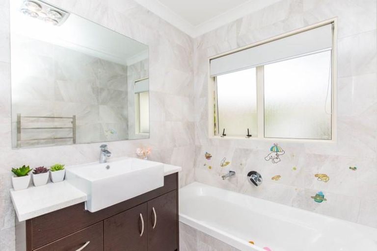 Photo of property in 10 Bejoy Rise, East Tamaki Heights, Auckland, 2016