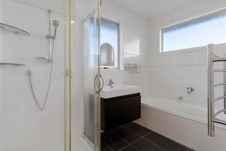 Photo of property in 38 Sunline Avenue, Massey, Auckland, 0614