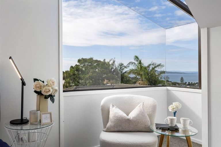 Photo of property in 2/10 Knights Road, Rothesay Bay, Auckland, 0630