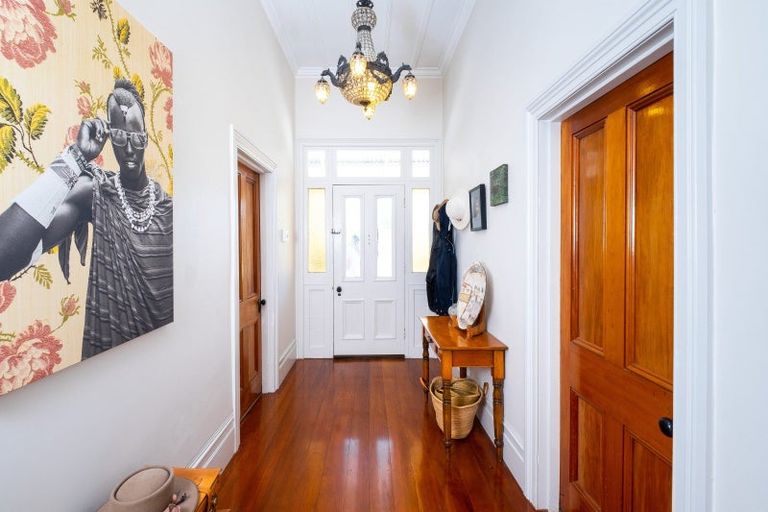 Photo of property in 2 Kaweka Place, Havelock North, 4130