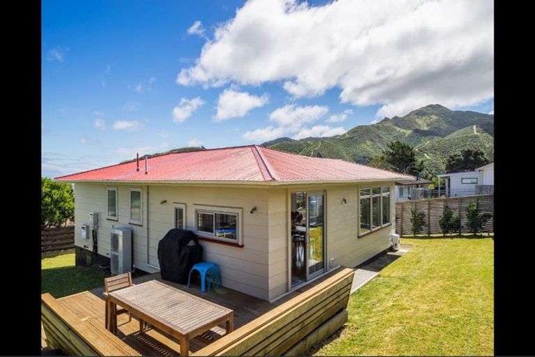 Photo of property in 30 Frobisher Street, Island Bay, Wellington, 6023