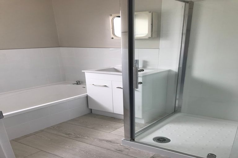 Photo of property in 111 Sykes Road, Weymouth, Auckland, 2103