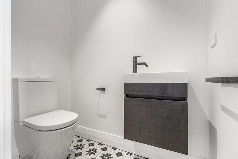 Photo of property in 136 Queen Street, Northcote Point, Auckland, 0627