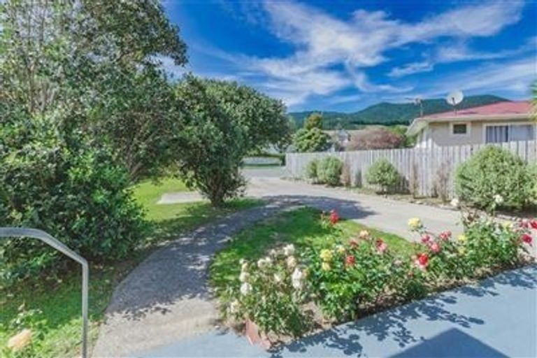 Photo of property in 8 Brazier Grove, Paraparaumu, 5032