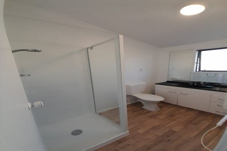 Photo of property in 2/126 Island Bay Road, Beach Haven, Auckland, 0626