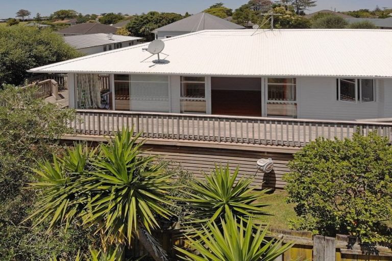 Photo of property in 20 Matipo Road, Te Atatu Peninsula, Auckland, 0610