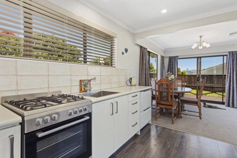 Photo of property in 32 Seymour Grove, Kingsley Heights, Upper Hutt, 5018