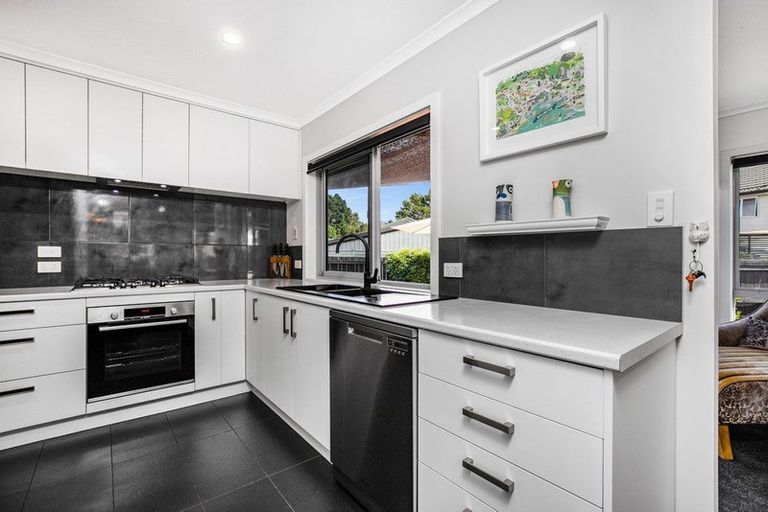 Photo of property in 14 Pinehurst Place, Wattle Downs, Auckland, 2103