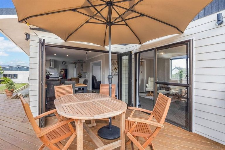 Photo of property in 166 Mark Avenue, Grenada Village, Wellington, 6037