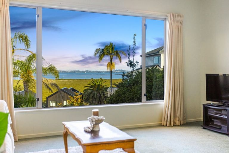 Photo of property in 35 Oakpark Place, West Harbour, Auckland, 0618