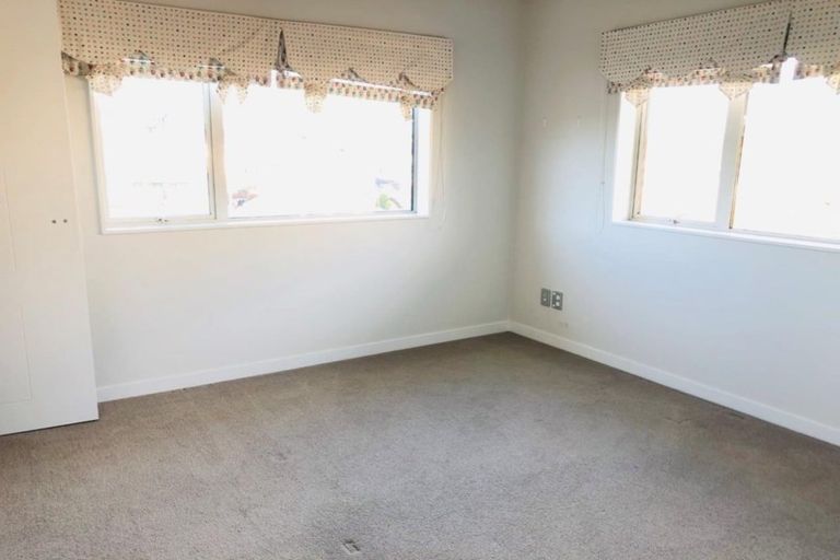 Photo of property in 24 Sohlue Place, Oteha, Auckland, 0632