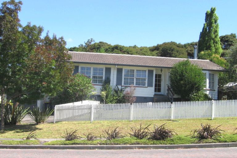 Photo of property in 61 Easton Park Parade, Glenfield, Auckland, 0629