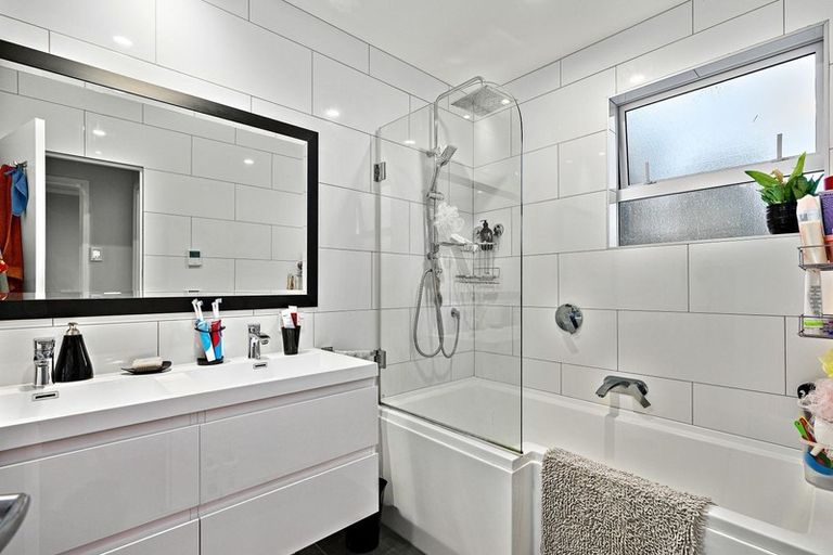 Photo of property in 23 Helleur Road, Massey, Auckland, 0614