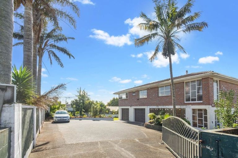 Photo of property in 2 Wakeling Avenue, Te Atatu South, Auckland, 0610