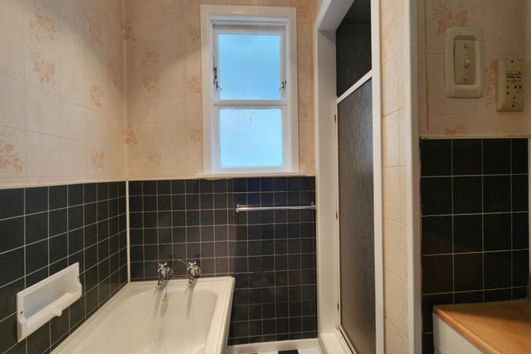 Photo of property in 28 Huntingdon Street, Northland, Wellington, 6012