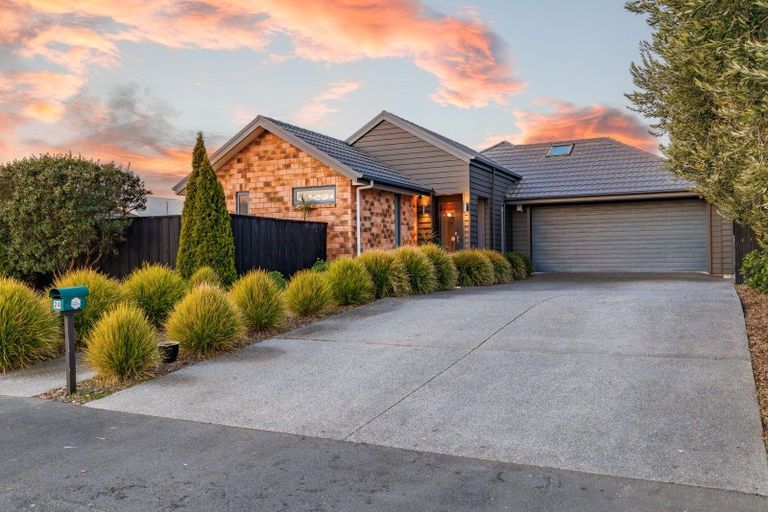 Photo of property in 24 Foresters Crescent, Parklands, Christchurch, 8083