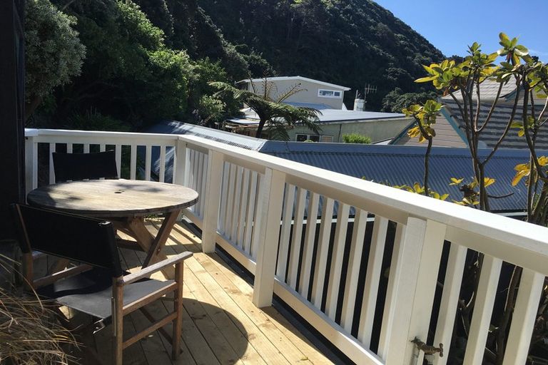 Photo of property in 147 Breaker Bay Road, Breaker Bay, Wellington, 6022