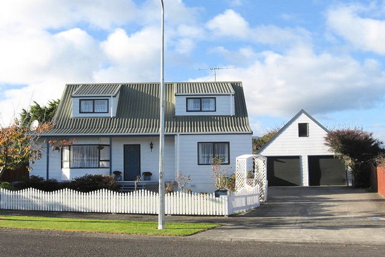 Photo of property in 16 Renata Road, Otaki, 5512
