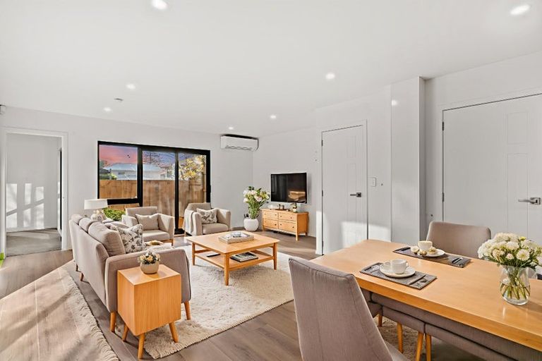 Photo of property in 2/32 Tapuwae Way, Mangere Bridge, 2022