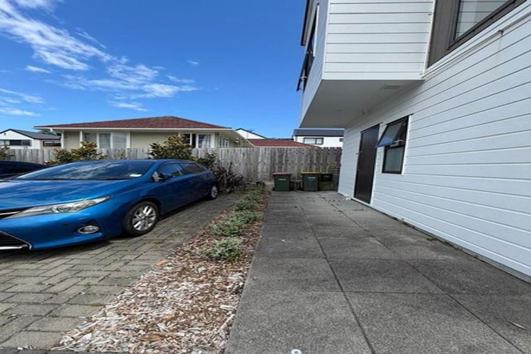 Photo of property in 2/66 Neil Avenue, Te Atatu Peninsula, Auckland, 0610