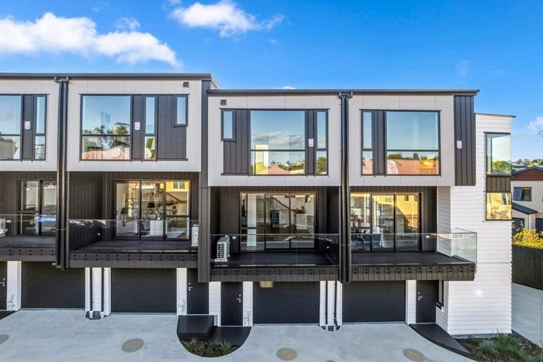 Photo of property in 17a John Jennings Drive, Oteha, Auckland, 0632