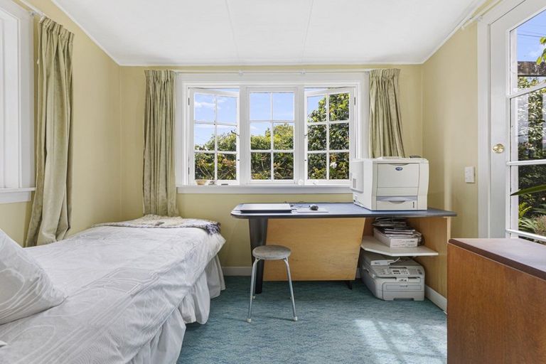 Photo of property in 2 Hoyle Place, New Plymouth, 4310