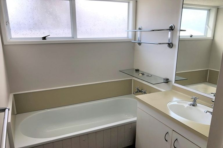 Photo of property in 30b William Bond Street, Stanley Point, Auckland, 0624